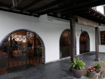 Hermosa Casona En Terreno De 3 Frentes