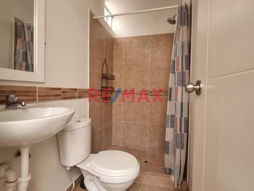 CASA EN VENTA EN EL CONDOMINIO CLUB LOS SAUCES, Un lugar seguro para vivir rodeado de parques y jardines,
Piscina, juego para niños, Minimarket, sala