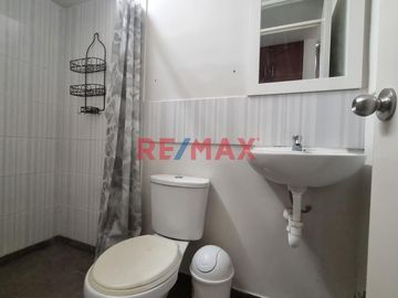CASA EN VENTA EN EL CONDOMINIO CLUB LOS SAUCES, Un lugar seguro para vivir rodeado de parques y jardines,
Piscina, juego para niños, Minimarket, sala