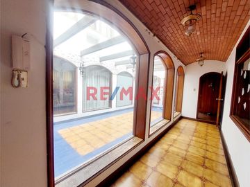 Casa Como Terreno En Santiago De Surco - Ideal Para Proyecto Inmobiliario