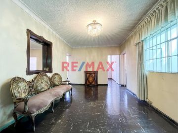Ubicado en plena zona comercial de Lince, este departamento es una excelente opción para quienes buscan una propiedad con múltiples usos posibles: viv