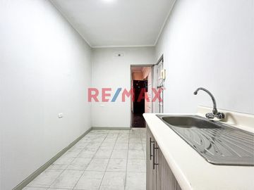 Ubicado en plena zona comercial de Lince, este departamento es una excelente opción para quienes buscan una propiedad con múltiples usos posibles: viv