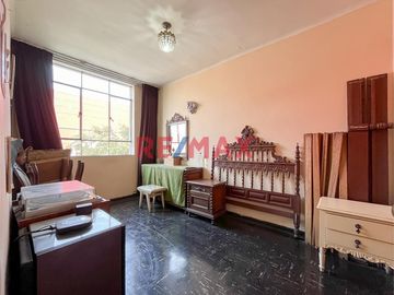 Ubicado en plena zona comercial de Lince, este departamento es una excelente opción para quienes buscan una propiedad con múltiples usos posibles: viv