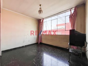 Ubicado en plena zona comercial de Lince, este departamento es una excelente opción para quienes buscan una propiedad con múltiples usos posibles: viv