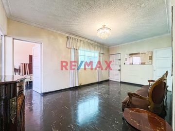 Ubicado en plena zona comercial de Lince, este departamento es una excelente opción para quienes buscan una propiedad con múltiples usos posibles: viv