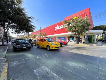 Ubicado en plena zona comercial de Lince, este departamento es una excelente opción para quienes buscan una propiedad con múltiples usos posibles: viv