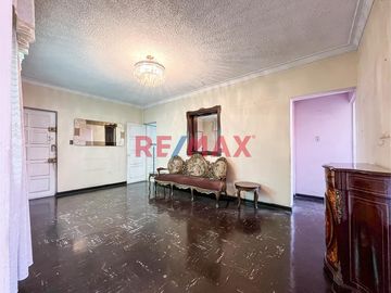 Ubicado en plena zona comercial de Lince, este departamento es una excelente opción para quienes buscan una propiedad con múltiples usos posibles: viv