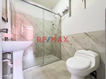 Ubicado en plena zona comercial de Lince, este departamento es una excelente opción para quienes buscan una propiedad con múltiples usos posibles: viv