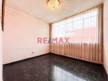 Ubicado en plena zona comercial de Lince, este departamento es una excelente opción para quienes buscan una propiedad con múltiples usos posibles: viv