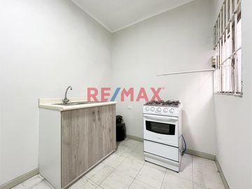 Ubicado en plena zona comercial de Lince, este departamento es una excelente opción para quienes buscan una propiedad con múltiples usos posibles: viv