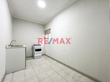 Ubicado en plena zona comercial de Lince, este departamento es una excelente opción para quienes buscan una propiedad con múltiples usos posibles: viv