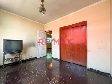 Ubicado en plena zona comercial de Lince, este departamento es una excelente opción para quienes buscan una propiedad con múltiples usos posibles: viv