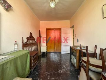 Ubicado en plena zona comercial de Lince, este departamento es una excelente opción para quienes buscan una propiedad con múltiples usos posibles: viv