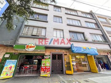 Ubicado en plena zona comercial de Lince, este departamento es una excelente opción para quienes buscan una propiedad con múltiples usos posibles: viv