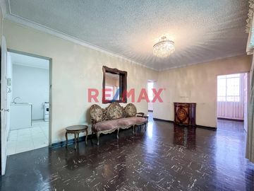 Ubicado en plena zona comercial de Lince, este departamento es una excelente opción para quienes buscan una propiedad con múltiples usos posibles: viv