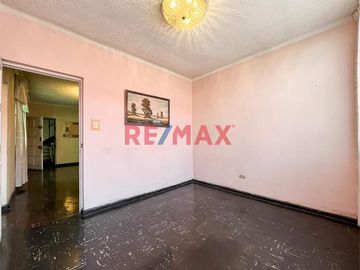 Ubicado en plena zona comercial de Lince, este departamento es una excelente opción para quienes buscan una propiedad con múltiples usos posibles: viv