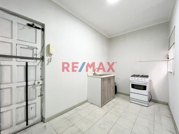 Ubicado en plena zona comercial de Lince, este departamento es una excelente opción para quienes buscan una propiedad con múltiples usos posibles: viv