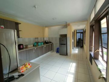 Rumah Besar Cocok Untuk Kantor atau Rumah Tinggal di Mainroad area Lengkong Kodya Bandung
