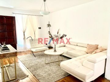 Bienvenido a esta impresionante casa en Jesús María!
Ubicada en una quinta privada con solo 14 casas, esta propiedad ofrece un estilo de vida único y
