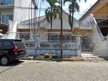 Rumah Dharmahusada Indah Barat Hadap Timur