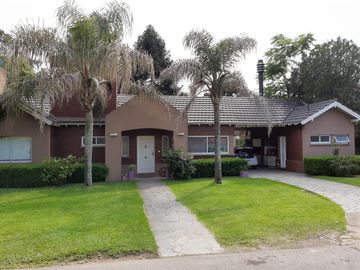 Chalet sobre Golf Country San Miguel de Ghiso.