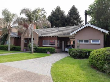 Chalet sobre Golf Country San Miguel de Ghiso.