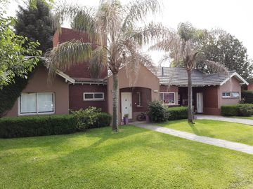 Chalet sobre Golf Country San Miguel de Ghiso.