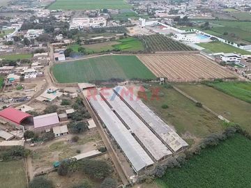 🌟 ¡OPORTUNIDAD ÚNICA PARA INVERSIONISTAS! 🌟

Descubre el potencial de un terreno vasto y versátil en una ubicación privilegiada:

📍 Ubicación: Cam