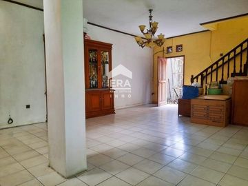 Rumah lingkungan nyaman Turangga Lengkong Bandung Posisi depan taman Perumahan