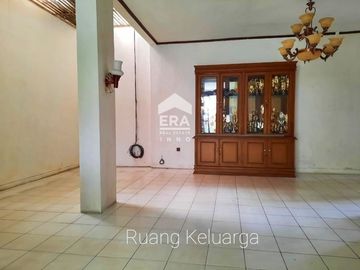Rumah lingkungan nyaman Turangga Lengkong Bandung Posisi depan taman Perumahan