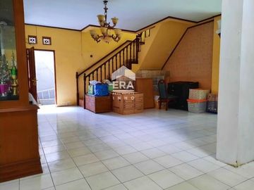 Rumah lingkungan nyaman Turangga Lengkong Bandung Posisi depan taman Perumahan