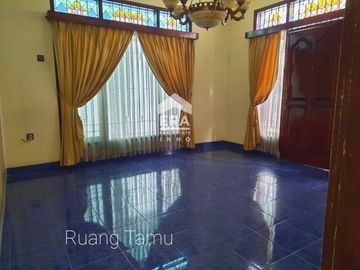 Rumah lingkungan nyaman Turangga Lengkong Bandung Posisi depan taman Perumahan