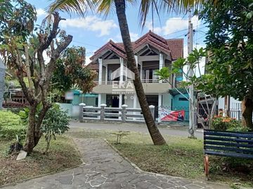 Rumah lingkungan nyaman Turangga Lengkong Bandung Posisi depan taman Perumahan
