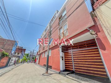 Se vende acogedor, muy iluminado y moderno duplex en Barranco, dentro de un apacible condominio en calle Tarapacá, paralela a la Av. Pedro de Osma.
E