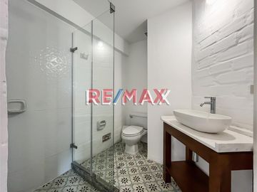 Se vende acogedor, muy iluminado y moderno duplex en Barranco, dentro de un apacible condominio en calle Tarapacá, paralela a la Av. Pedro de Osma.
E