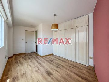 Se vende acogedor, muy iluminado y moderno duplex en Barranco, dentro de un apacible condominio en calle Tarapacá, paralela a la Av. Pedro de Osma.
E
