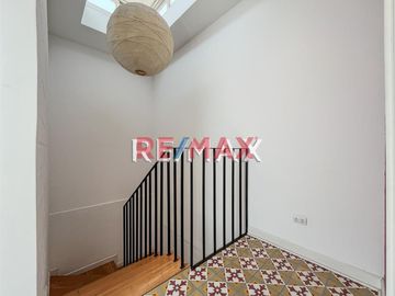 Se vende acogedor, muy iluminado y moderno duplex en Barranco, dentro de un apacible condominio en calle Tarapacá, paralela a la Av. Pedro de Osma.
E