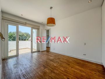 Se vende acogedor, muy iluminado y moderno duplex en Barranco, dentro de un apacible condominio en calle Tarapacá, paralela a la Av. Pedro de Osma.
E