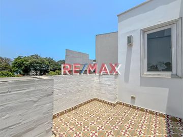 Se vende acogedor, muy iluminado y moderno duplex en Barranco, dentro de un apacible condominio en calle Tarapacá, paralela a la Av. Pedro de Osma.
E