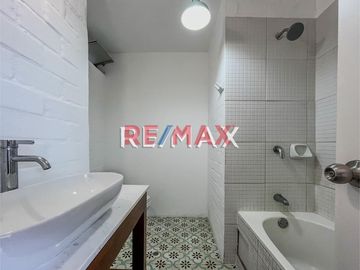 Se vende acogedor, muy iluminado y moderno duplex en Barranco, dentro de un apacible condominio en calle Tarapacá, paralela a la Av. Pedro de Osma.
E