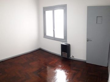 piso  de 3 ambientes, aggiornado,  al  frente