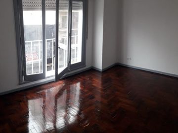 piso  de 3 ambientes, aggiornado,  al  frente