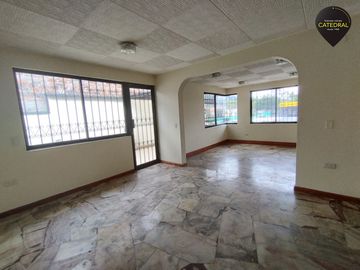 Casa de venta en Av. 10 de Agosto – código:20303
