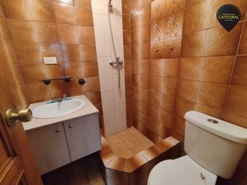Casa de venta en Av. 10 de Agosto – código:20303