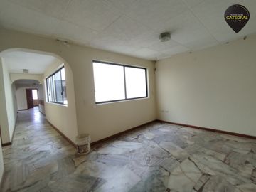 Casa de venta en Av. 10 de Agosto – código:20303
