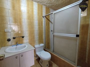 Casa de venta en Av. 10 de Agosto – código:20303