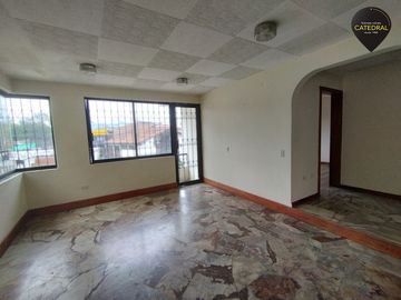 Casa de venta en Av. 10 de Agosto – código:20303