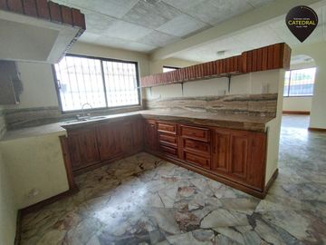 Casa de venta en Av. 10 de Agosto – código:20303