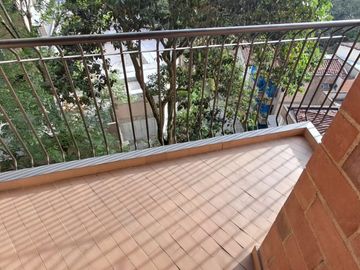 apartamento en arriendo en loma del escobero. Cod A218407