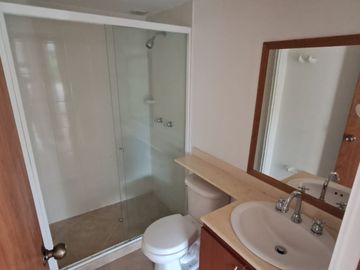 apartamento en arriendo en loma del escobero. Cod A218407